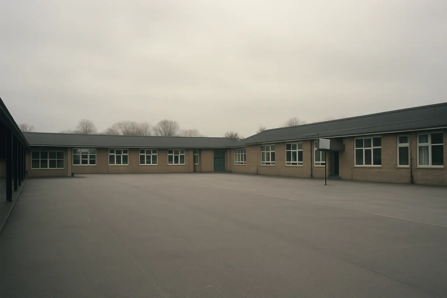 Cour d'école vide bordée de bâtiments scolaires